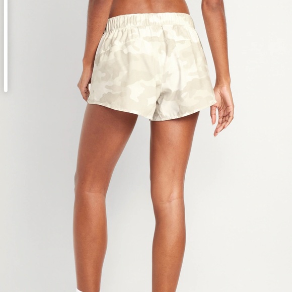 NWT OLD NAVY Mid-Rise StretchTech Run Shorts -- 3-inch inseamBright White/Camo - Picture 2 of 10